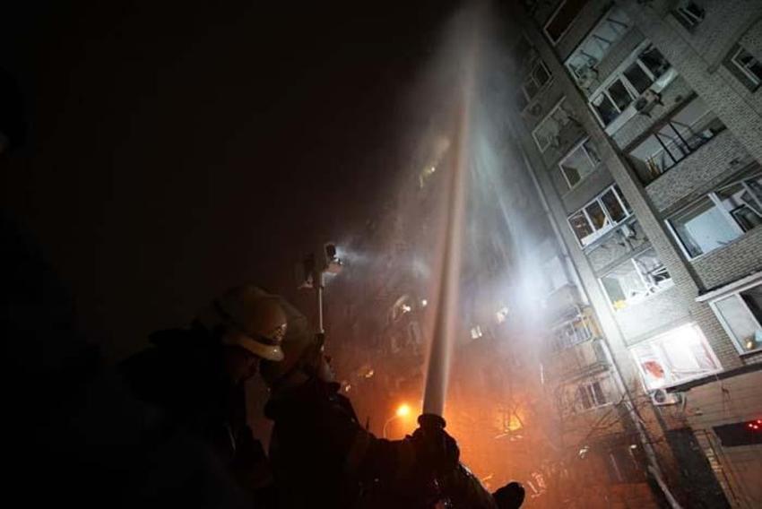 Kiev'de sirenler çalıyor! Bomba yağıyor, füzeyle apartmanı vurdular...