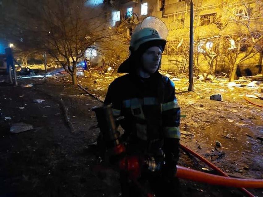 Kiev'de sirenler çalıyor! Bomba yağıyor, füzeyle apartmanı vurdular...
