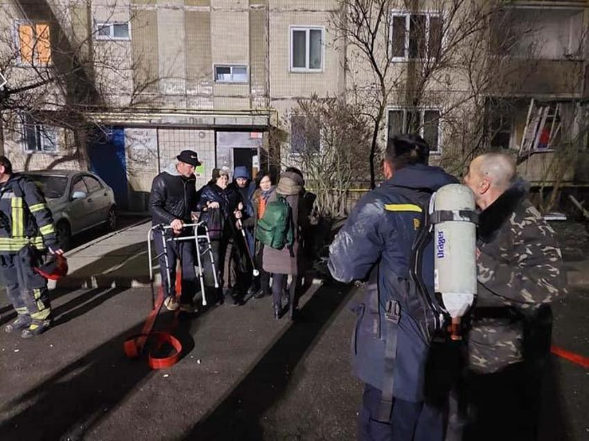 Kiev'de sirenler çalıyor! Bomba yağıyor, füzeyle apartmanı vurdular...