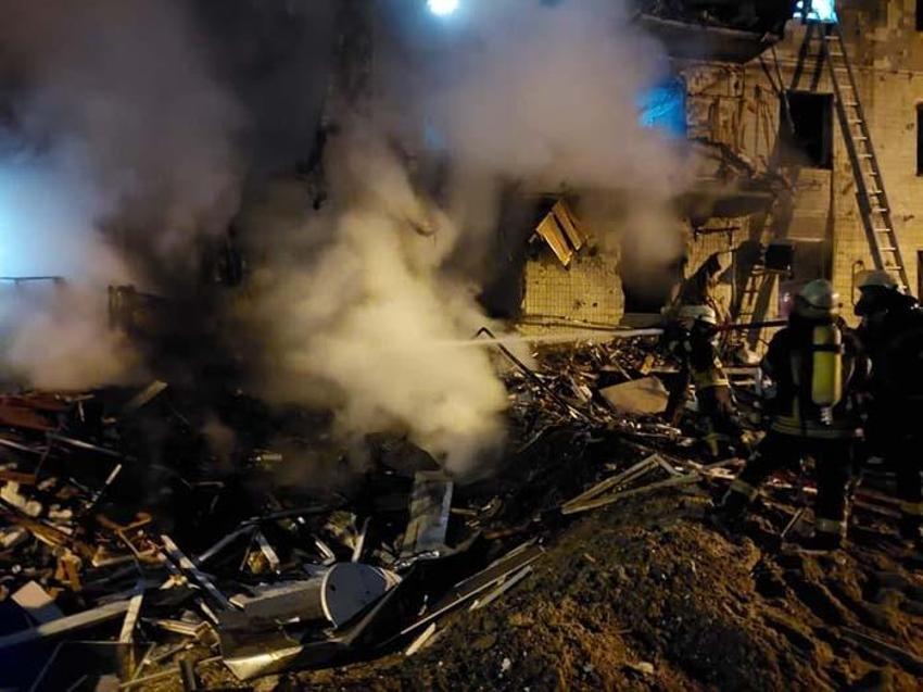 Kiev'de sirenler çalıyor! Bomba yağıyor, füzeyle apartmanı vurdular...