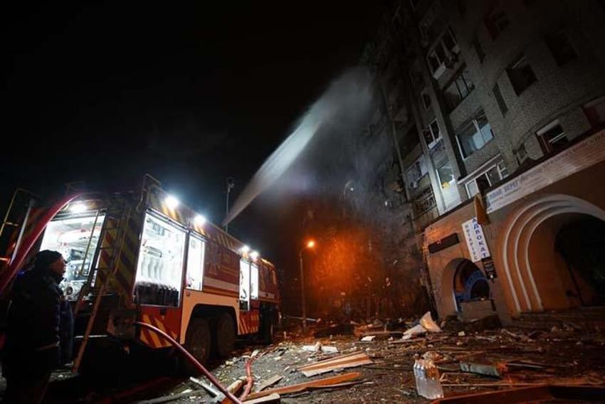 Kiev'de sirenler çalıyor! Bomba yağıyor, füzeyle apartmanı vurdular...