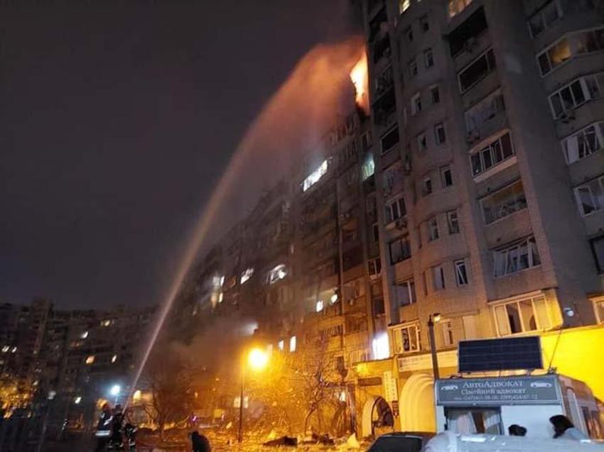 Kiev'de sirenler çalıyor! Bomba yağıyor, füzeyle apartmanı vurdular...