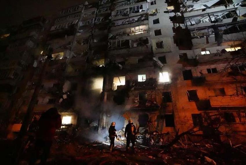 Kiev'de sirenler çalıyor! Bomba yağıyor, füzeyle apartmanı vurdular...