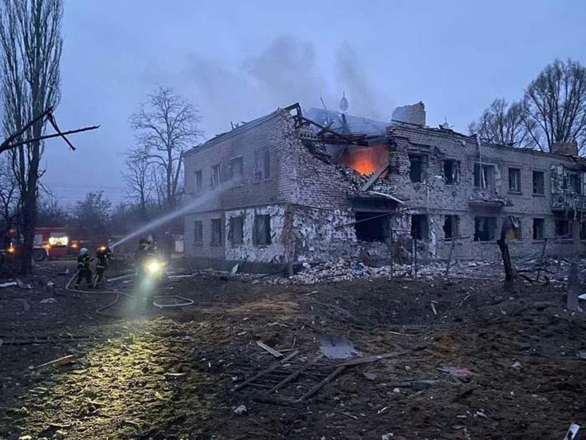 Kiev'de sirenler çalıyor! Bomba yağıyor, füzeyle apartmanı vurdular...
