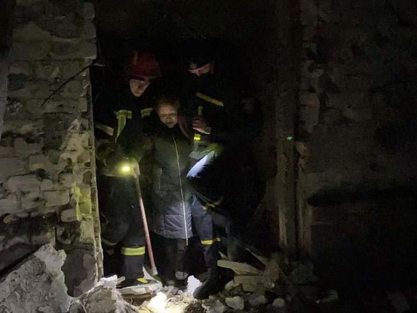 Kiev'de sirenler çalıyor! Bomba yağıyor, füzeyle apartmanı vurdular...