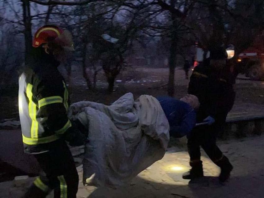 Kiev'de sirenler çalıyor! Bomba yağıyor, füzeyle apartmanı vurdular...