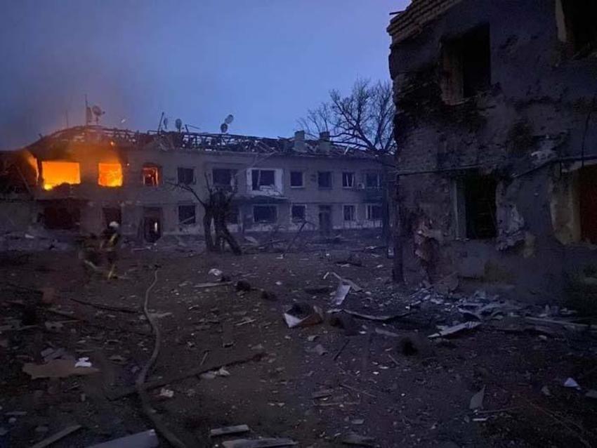 Kiev'de sirenler çalıyor! Bomba yağıyor, füzeyle apartmanı vurdular...
