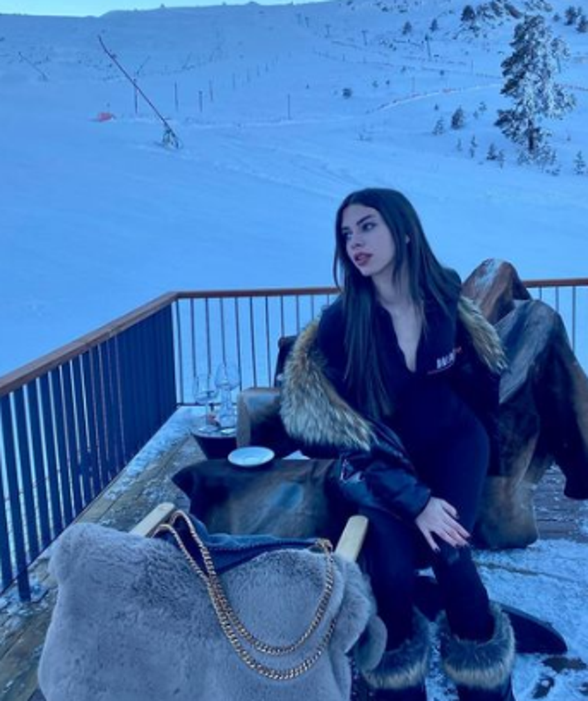 Derin Talu göğüs dekolteli ipli bluz giydi,sosyal medya ikiye bölündü!