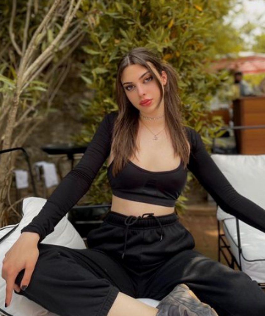 Derin Talu göğüs dekolteli ipli bluz giydi,sosyal medya ikiye bölündü!