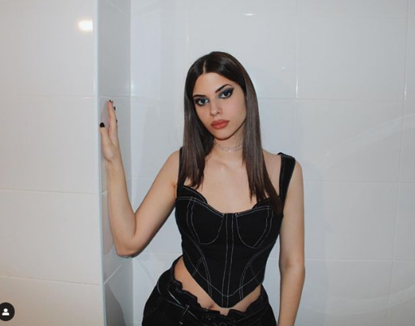 Derin Talu göğüs dekolteli ipli bluz giydi,sosyal medya ikiye bölündü!