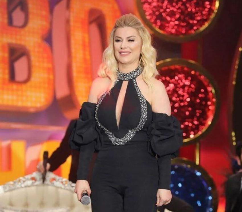 Songül Karlı dekoltesiyle İbo Show'da! 'Göğüs çatalı' yasağını dinlemedi...