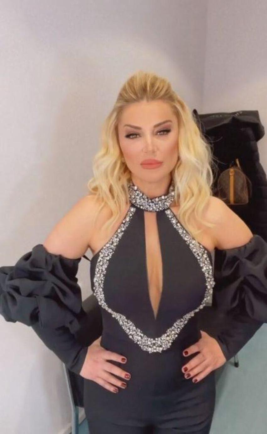 Songül Karlı dekoltesiyle İbo Show'da! 'Göğüs çatalı' yasağını dinlemedi...