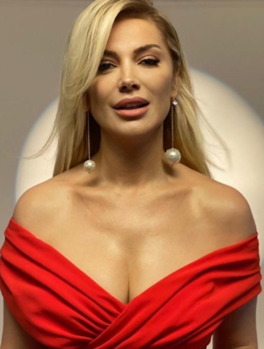 Songül Karlı dekoltesiyle İbo Show'da! 'Göğüs çatalı' yasağını dinlemedi...