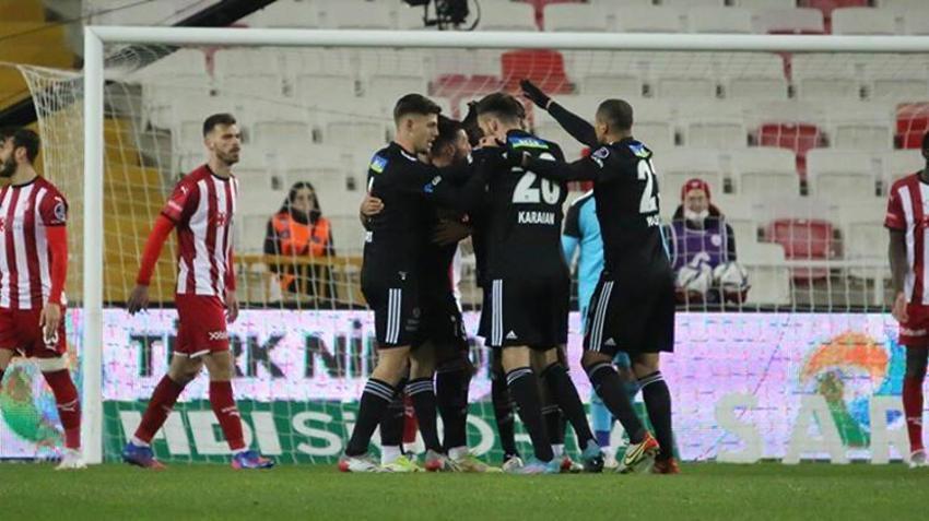 Sivasspor-Beşiktaş maçında damga vurdu! Resmen yıktı geçti, yıllar sonra ilk kez oluyor! Hakemin VAR kararı sonrası...