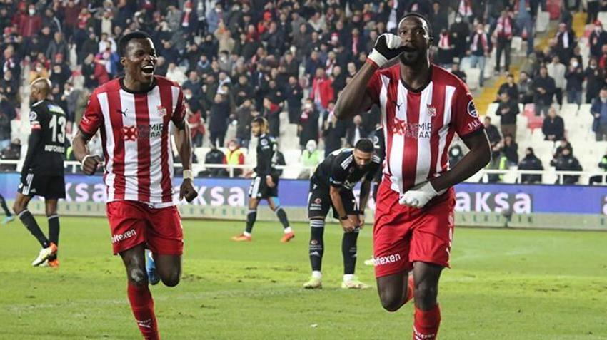 Sivasspor-Beşiktaş maçında damga vurdu! Resmen yıktı geçti, yıllar sonra ilk kez oluyor! Hakemin VAR kararı sonrası...
