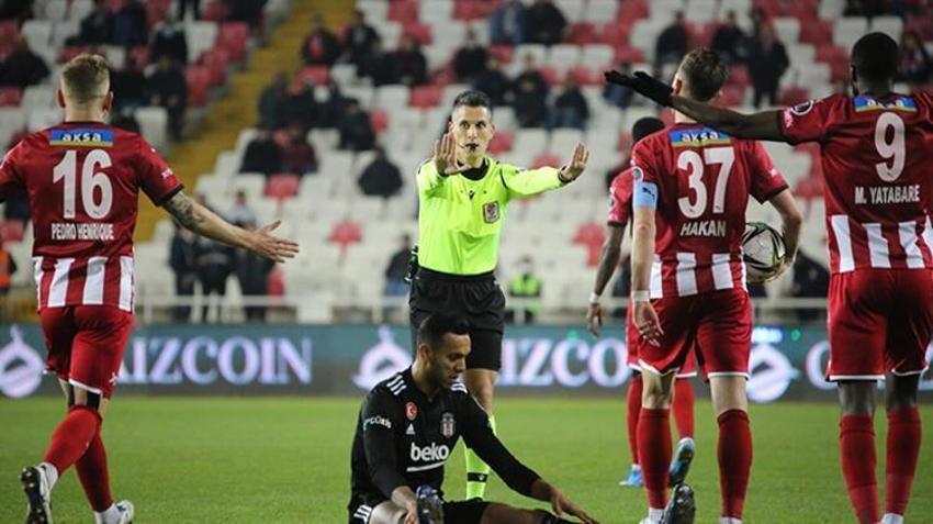 Sivasspor-Beşiktaş maçında damga vurdu! Resmen yıktı geçti, yıllar sonra ilk kez oluyor! Hakemin VAR kararı sonrası...