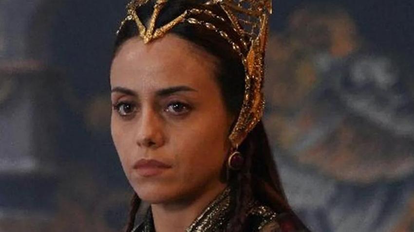 Ünlü oyuncuyu görenler Derya Uluğ zannediyor! Şaşırtan benzerlik...