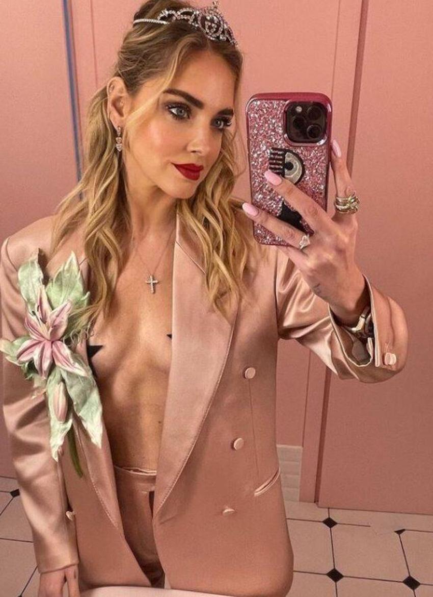 Chiara Ferragni etkinliğe sadece ceketle katıldı! İçine bir şey giymeyince...