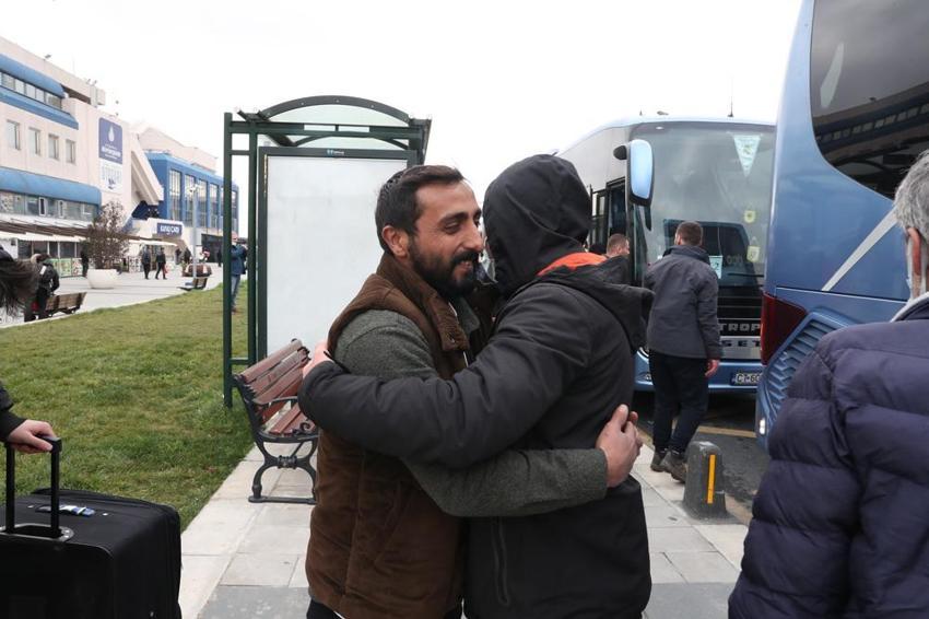 Ukrayna'dan gelen ilk kafile İstanbul'a ulaştı! 'Türkiye bize yardımcı olmasaydı...'
