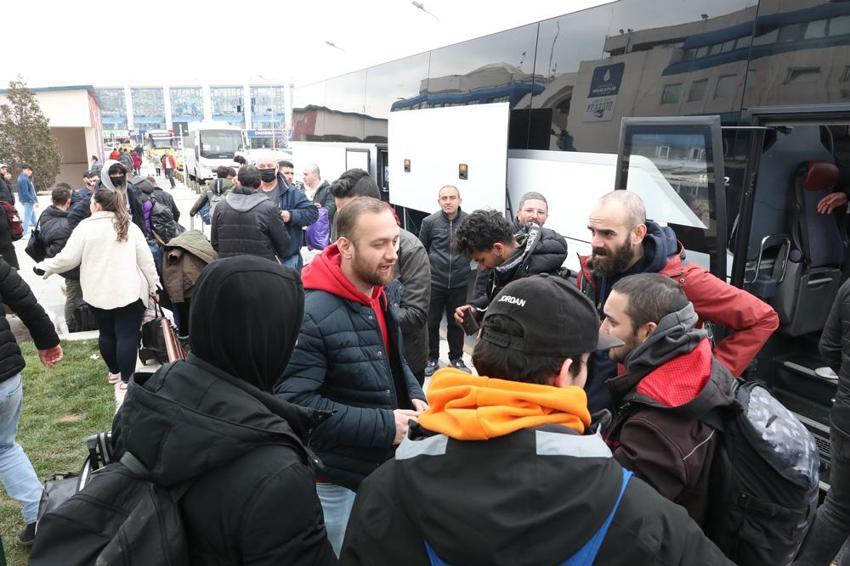 Ukrayna'dan gelen ilk kafile İstanbul'a ulaştı! 'Türkiye bize yardımcı olmasaydı...'