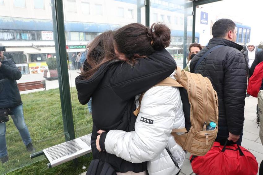 Ukrayna'dan gelen ilk kafile İstanbul'a ulaştı! 'Türkiye bize yardımcı olmasaydı...'