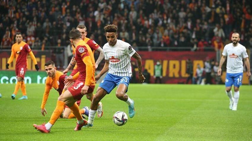 Galatasaray-Rizespor maçına damga vurdu! Tarihe geçti, yine yaptı yapacağını! Domenec Torrent'ten flaş hamle! Hakemin kararı sonrası Mostafa Mohamed...