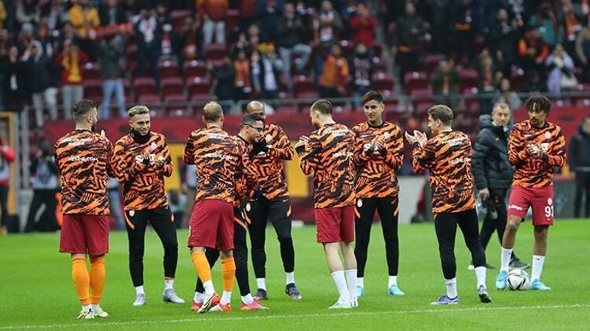 Galatasaray-Rizespor maçına damga vurdu! Tarihe geçti, yine yaptı yapacağını! Domenec Torrent'ten flaş hamle! Hakemin kararı sonrası Mostafa Mohamed...