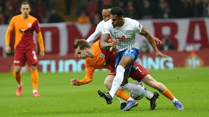 Galatasaray-Rizespor maçına damga vurdu! Tarihe geçti, yine yaptı yapacağını! Domenec Torrent'ten flaş hamle! Hakemin kararı sonrası Mostafa Mohamed...