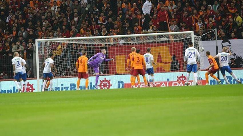 Galatasaray-Rizespor maçına damga vurdu! Tarihe geçti, yine yaptı yapacağını! Domenec Torrent'ten flaş hamle! Hakemin kararı sonrası Mostafa Mohamed...