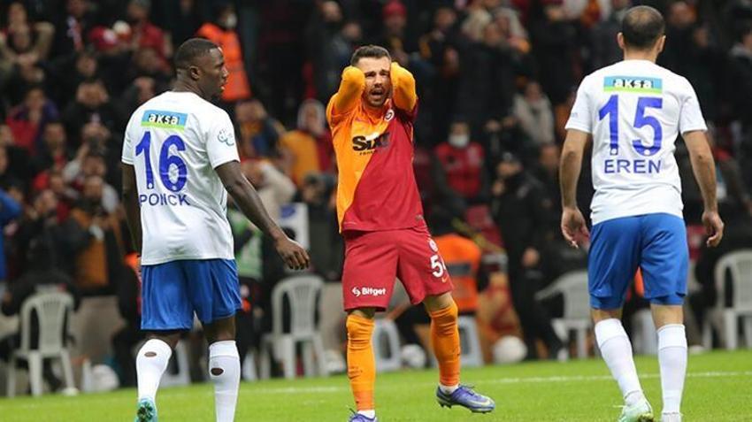 Galatasaray-Rizespor maçına damga vurdu! Tarihe geçti, yine yaptı yapacağını! Domenec Torrent'ten flaş hamle! Hakemin kararı sonrası Mostafa Mohamed...