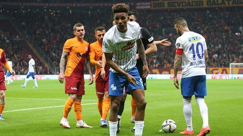 Galatasaray-Rizespor maçına damga vurdu! Tarihe geçti, yine yaptı yapacağını! Domenec Torrent'ten flaş hamle! Hakemin kararı sonrası Mostafa Mohamed...