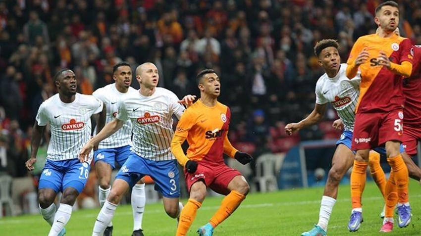 Galatasaray-Rizespor maçına damga vurdu! Tarihe geçti, yine yaptı yapacağını! Domenec Torrent'ten flaş hamle! Hakemin kararı sonrası Mostafa Mohamed...