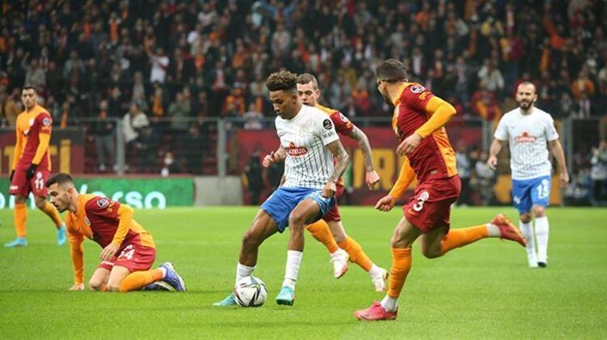 Galatasaray-Rizespor maçına damga vurdu! Tarihe geçti, yine yaptı yapacağını! Domenec Torrent'ten flaş hamle! Hakemin kararı sonrası Mostafa Mohamed...