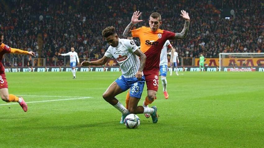 Galatasaray-Rizespor maçına damga vurdu! Tarihe geçti, yine yaptı yapacağını! Domenec Torrent'ten flaş hamle! Hakemin kararı sonrası Mostafa Mohamed...