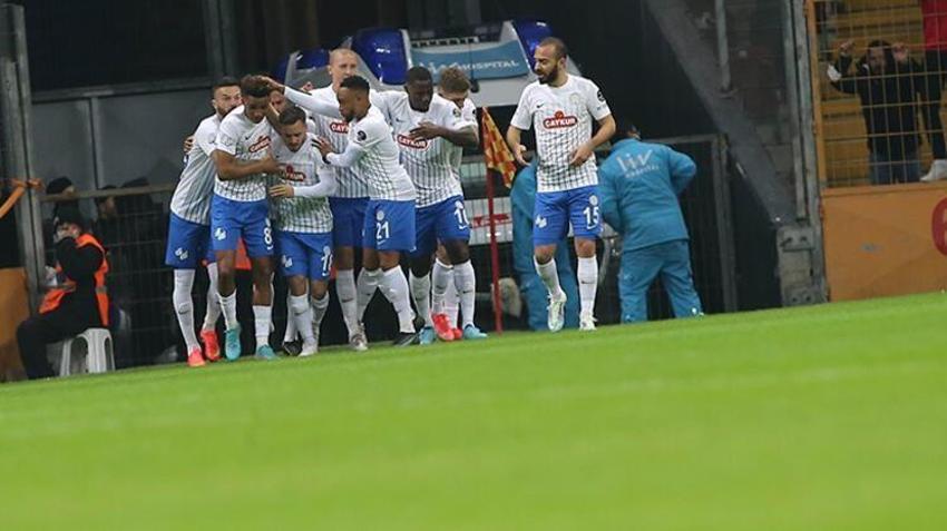 Galatasaray-Rizespor maçına damga vurdu! Tarihe geçti, yine yaptı yapacağını! Domenec Torrent'ten flaş hamle! Hakemin kararı sonrası Mostafa Mohamed...