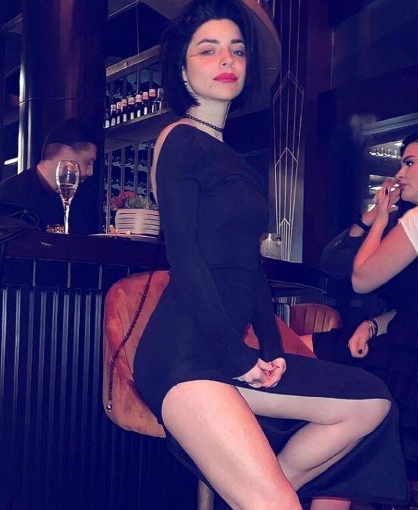 Merve Boluğur paylaştı! 'Dekoltesi sınırda'