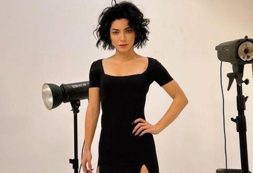 Merve Boluğur paylaştı! 'Dekoltesi sınırda'