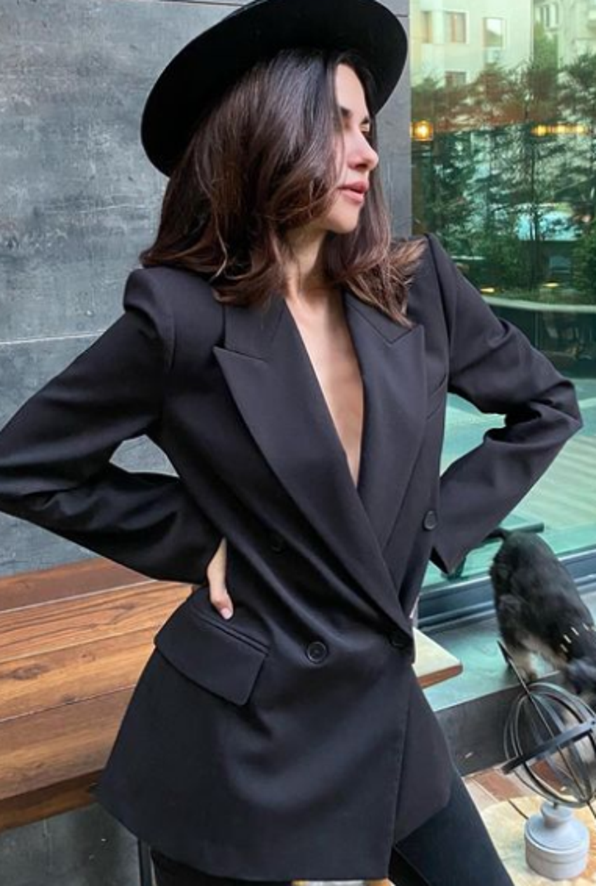 Nesrin Cavadzade'den milyonluk imza!
