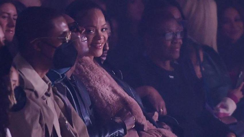 Rihanna katıldığı defileye kıyafetiyle damga vurdu!