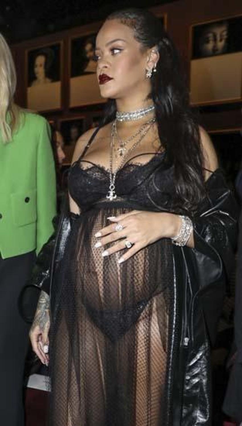 Rihanna katıldığı defileye kıyafetiyle damga vurdu!