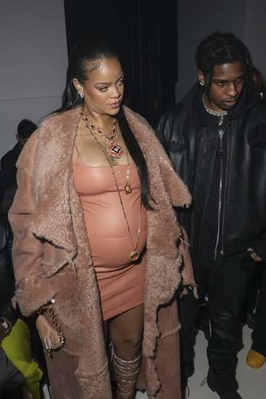 Rihanna katıldığı defileye kıyafetiyle damga vurdu!