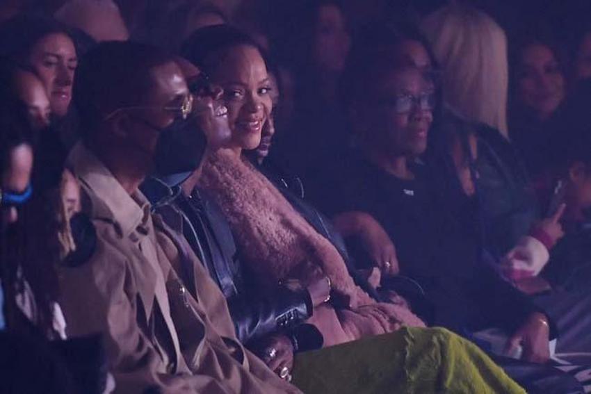Rihanna katıldığı defileye kıyafetiyle damga vurdu!