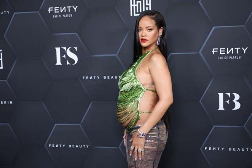 Rihanna katıldığı defileye kıyafetiyle damga vurdu!