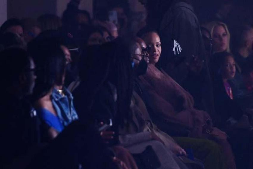 Rihanna katıldığı defileye kıyafetiyle damga vurdu!