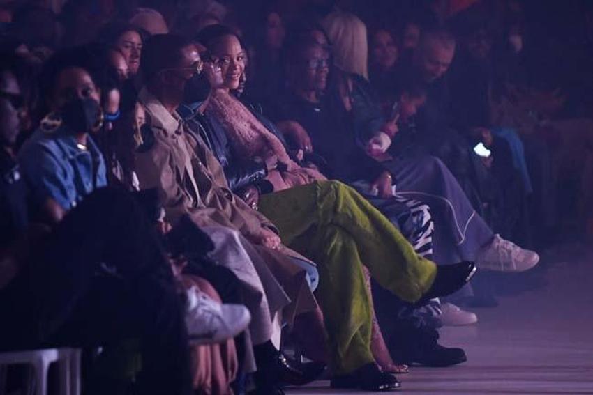 Rihanna katıldığı defileye kıyafetiyle damga vurdu!