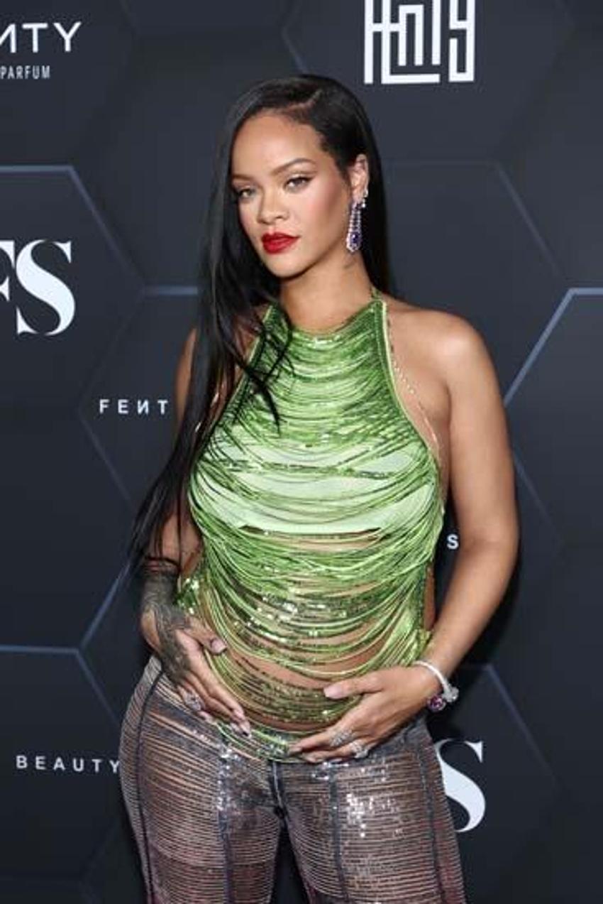 Rihanna katıldığı defileye kıyafetiyle damga vurdu!