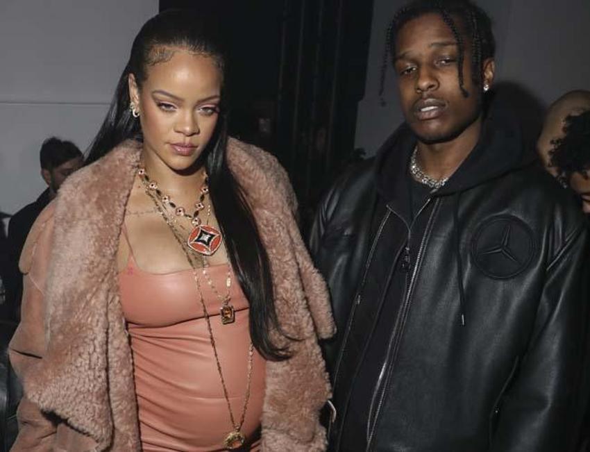Rihanna katıldığı defileye kıyafetiyle damga vurdu!