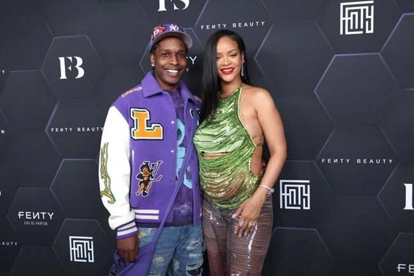 Rihanna katıldığı defileye kıyafetiyle damga vurdu!