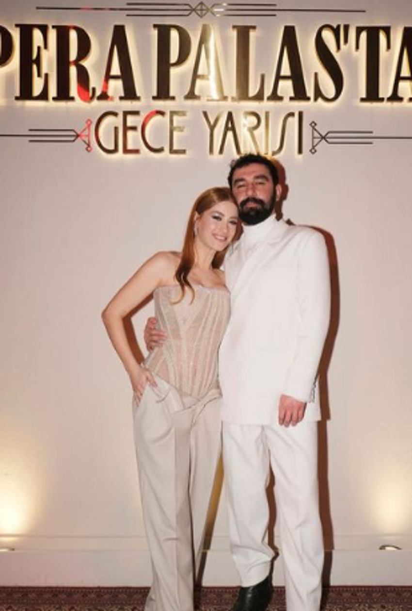 Selahattin Paşalı hamile sevgilisiyle galada! Hazal Kaya rahat durmadı...
