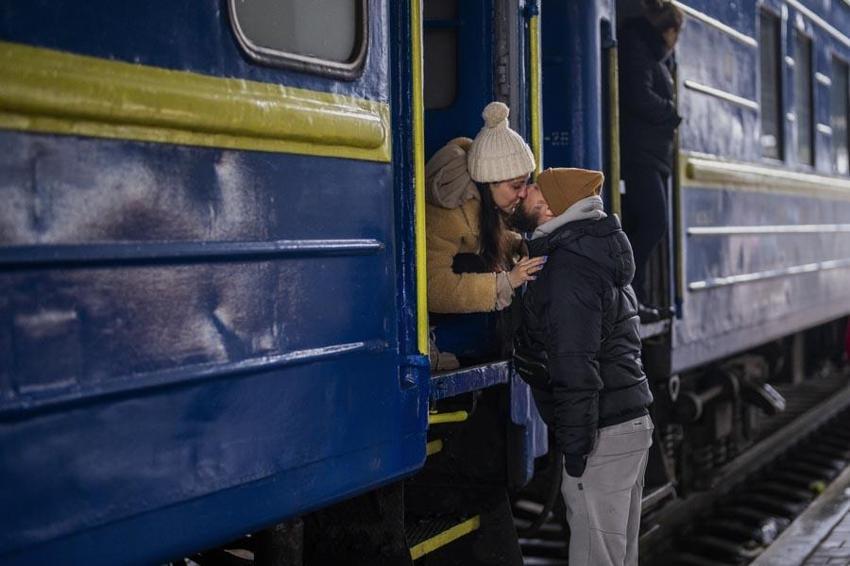 Savaş en çok sivilleri vurdu! Kiev'de acı veda! Gözyaşları sel oldu